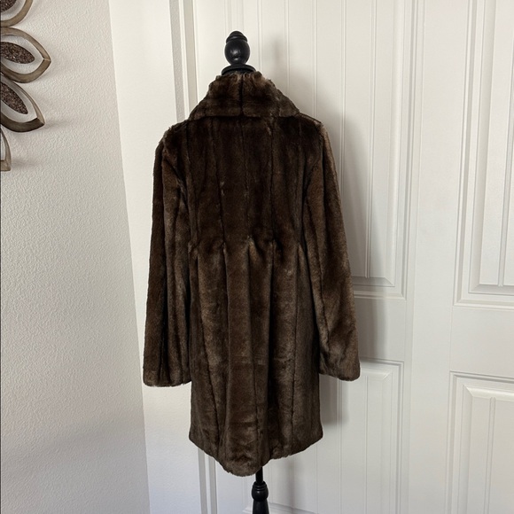 🤎 Faux Fur Coat 🤎 - Picture 2 of 10